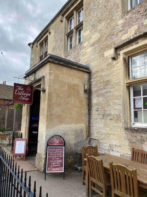 Larks Leaze Lodge, Steeple Ashton, Wiltshire Trowbridge