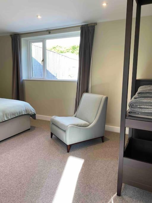 Larks Leaze Lodge, Steeple Ashton, Wiltshire Holiday home *
