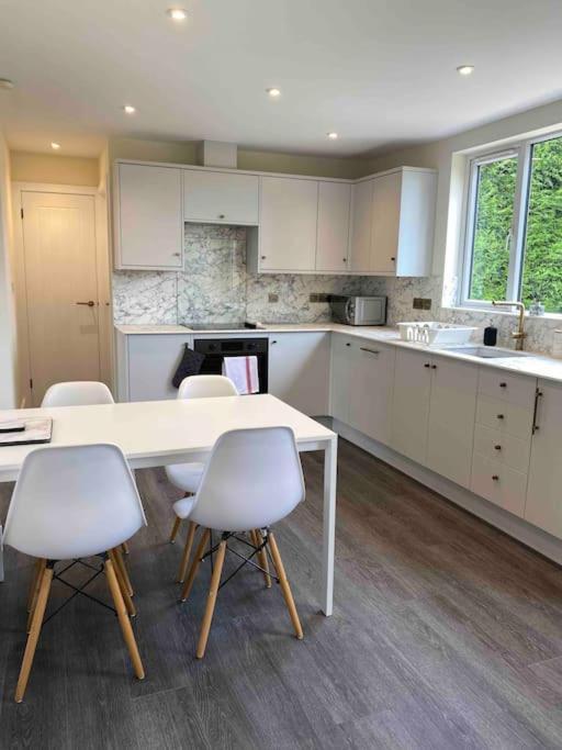 Larks Leaze Lodge, Steeple Ashton, Wiltshire Holiday home *
