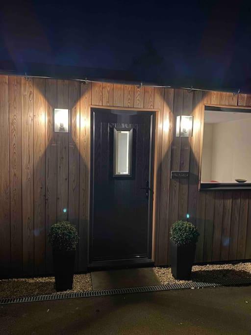 Larks Leaze Lodge, Steeple Ashton, Wiltshire Holiday home