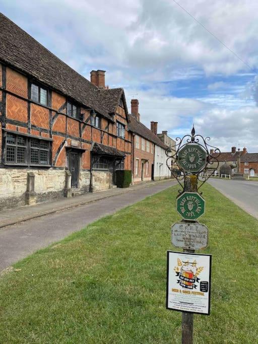 Larks Leaze Lodge, Steeple Ashton, Wiltshire Holiday home