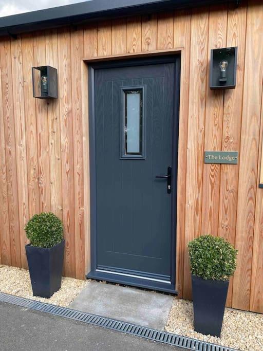 Larks Leaze Lodge, Steeple Ashton, Wiltshire Holiday home *
