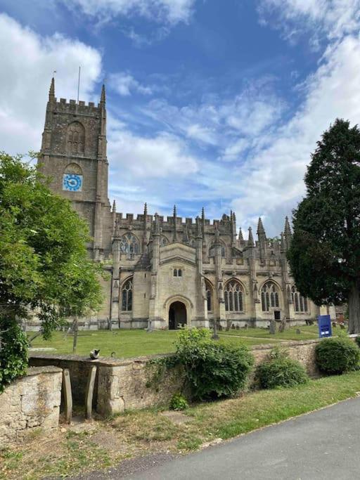 Larks Leaze Lodge, Steeple Ashton, Wiltshire *