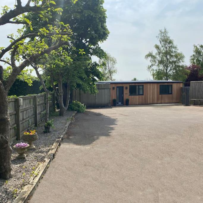 Larks Leaze Lodge, Steeple Ashton, Wiltshire Holiday home *