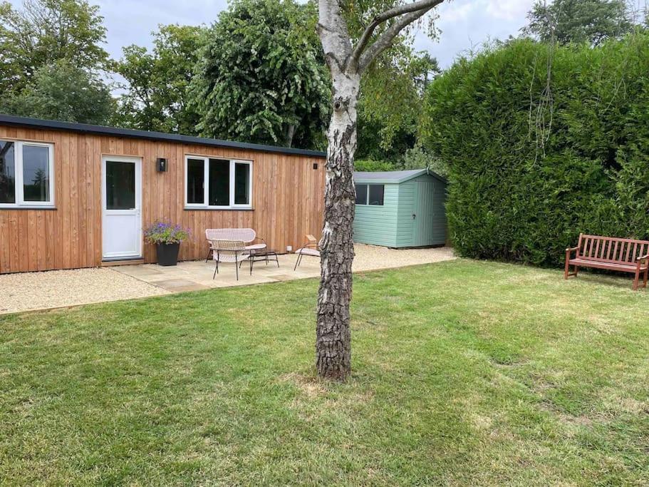 Larks Leaze Lodge, Steeple Ashton, Wiltshire Holiday home *