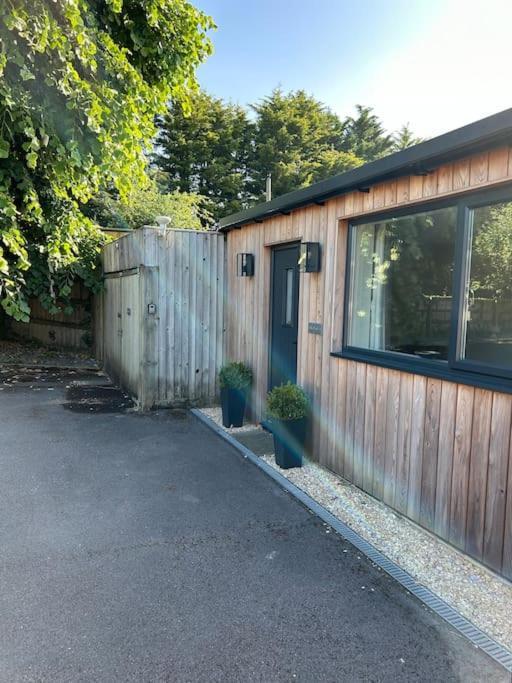 Larks Leaze Lodge, Steeple Ashton, Wiltshire Holiday home *